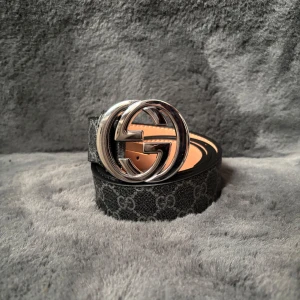 Gucci bälte - Säljer ett helt oanvänt Gucci bälte u färgen svart. Om du skulle ha några frågor eller vara intresserad så är det bara att kontakta mig😃.
