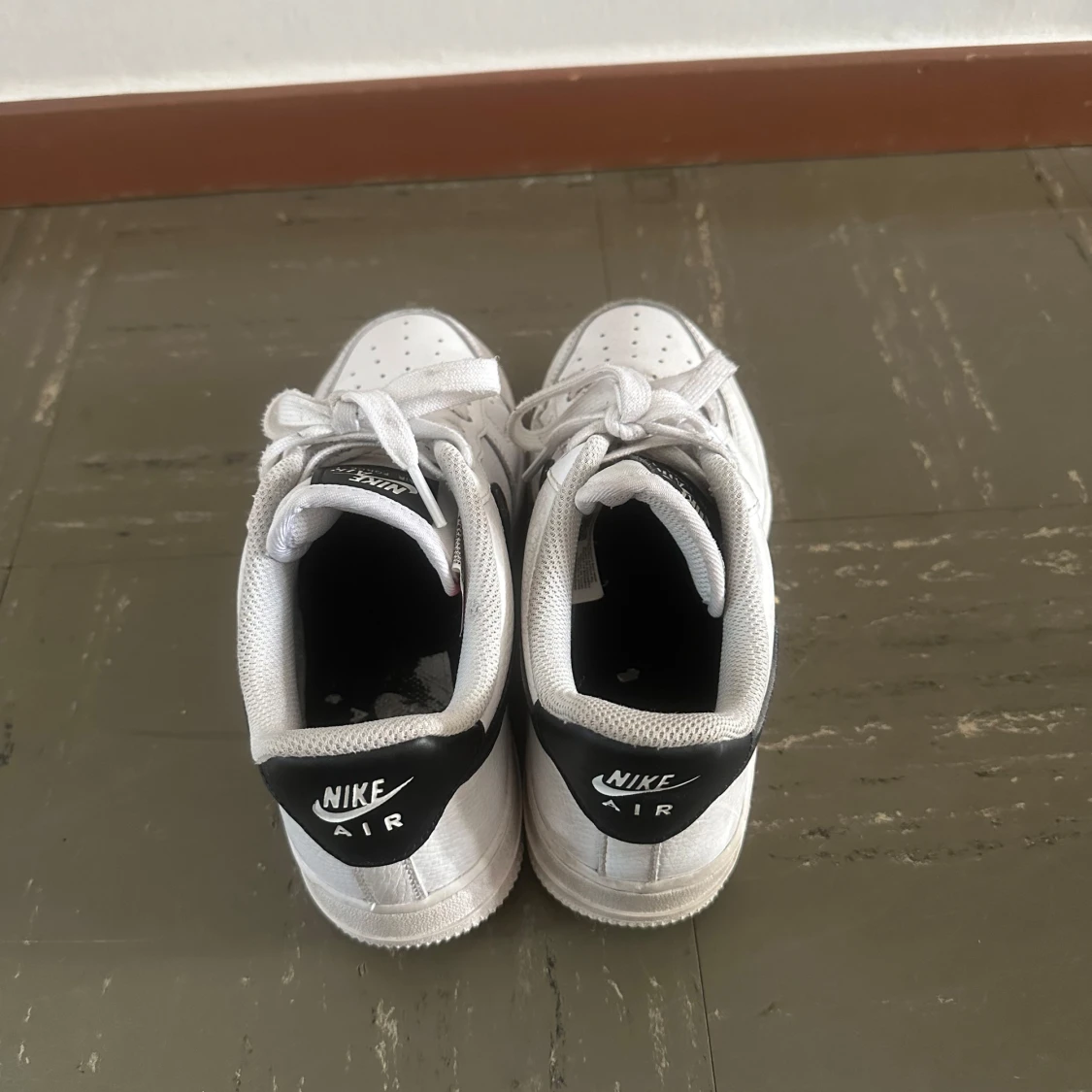 Nike Air Force 1 vita och svarta sneakers - 3