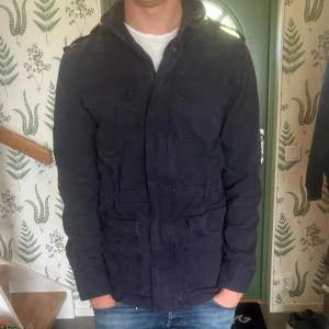 Sjukt snygg fieald jacket - As fet fieald jacket i Marín blå färg. Köpt i Spanien sen en tid tillbaka. Inga defekter. Passar perfekt nu till hösten eller lite varmare vinterdagar. S men passar nog M bättre 