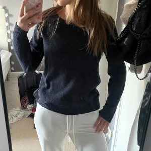 Mörkblå stickad tröja - Mörkblå stickad tröja från vila i storlek L men passar nog alla storlekar. Den är lite knopprig men inget som syns mycket.💘