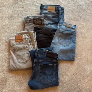 Levis, nudie, Replay och Jack and Jones jeans - Säljer ett gäng snygga jeans i olika tvättar från Levis och Replay. Färgerna varierar från ljusgrått och ljusblått till mörkblått och svart. Klassisk femficksmodell, raka och slim passformer. Perfekta för dig som vill ha flera stilar i garderoben. Hör av er vilka jeans ni tycker om och så diskuterar vi pris