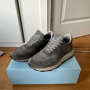 Philippe Model skor - Säljer nu mina Philippe Model skor som är i storlek 42. De är i hyfsat bra skick och har mycket kvar att ge. De är väldigt mjuka och sköna att gå i, perfekta som vardagsskor. De sitter väldigt bra på foten och storleken stämmer. Orginal box ingår självklart. Vid frågor eller funderingar är det bara att höra av sig😊.