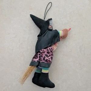  Påskkärring - Påskkärring i väldigt bra skick. Perfekt att använda under Halloween eller Påsk högtiden. 