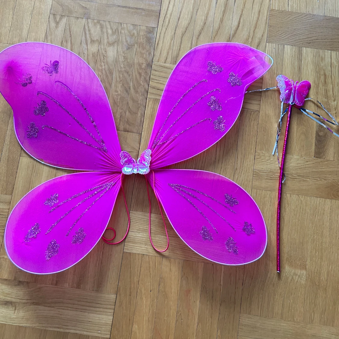 Rosa fjärilsdiadem med vingar