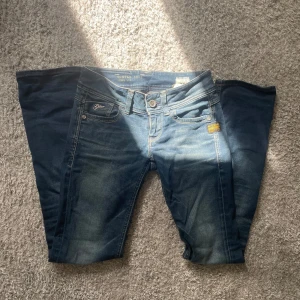 G-Star jeans- low waist bootcut  - Säljer ett par g star jeans som är low waist och bootcut, midjemåttet rakt över ser ni på 4 bilden! Super skick