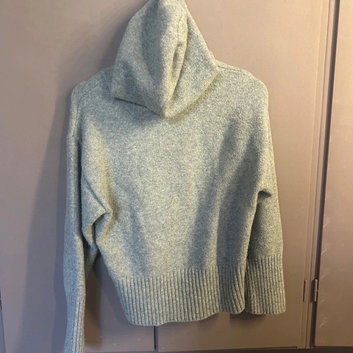 Grå stickad hoodie från Zara - 1
