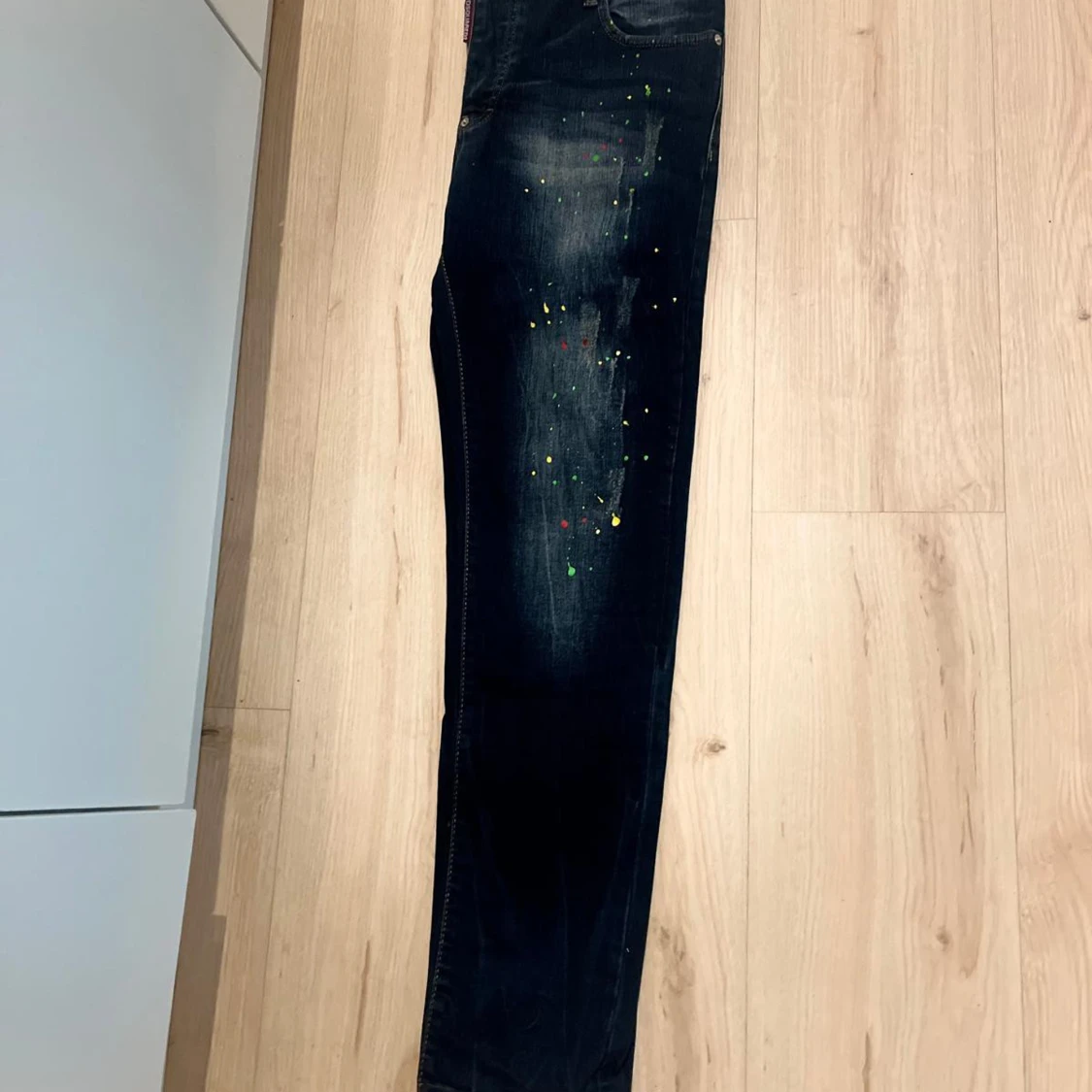 Dsquared2 jeans med patchar & färgstänk - 1
