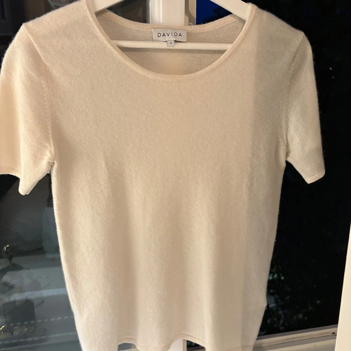 Beige kashmirtröja från Davida Cashmere 