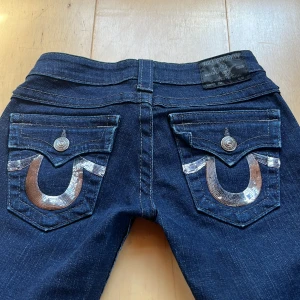 True religion jeans - Så snygga vintage Trueys i bootcut💕 midjemått 75cm & innerben 87cm💕 stretchiga💕 jag är 165