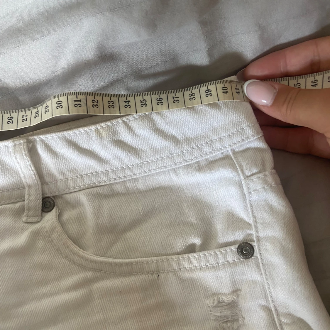 Vita jeansshorts från Lindex, strl 38 - 3