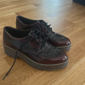 Bruna platåloafers med snörning - Mamma säljer sina skor använda 3 gånger! 