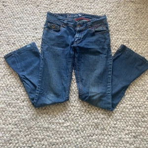 Bondelid bootcut jeans stl 29 - Snygga blå jeans från Bondelid med bootcut . Jeansen har normal midja och är tillverkade i mjukt bomullsjeansmaterial. Några blekta fläckar på höger ben.