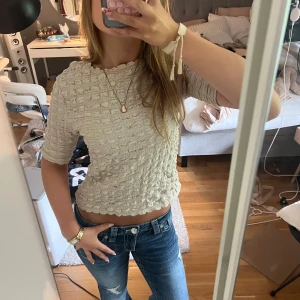 Trekvartsärmad tröja  - En liten smink fläck vid halsen som visas på sista bilden! 