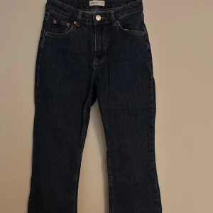 Mörkblå raka jeans - Snygga mörkblå jeans med klassisk raka ben. Jeansen har normal midja. Precis lagom långa för mig som är 170cm. Använd ett fåtal gånger då dem är lite försmå.