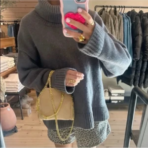 Grå polotröja i oversized modell - Säljer denna supersnygga tröja i nyskick då den inte kommit till användning! Pris går att diskutera vid snabb affär💕