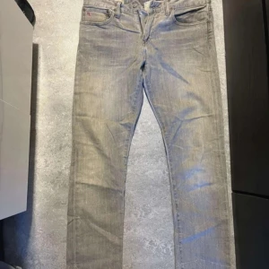 Grå jeans från Polo Ralph Lauren - Grå jeans från Polo Ralph Lauren. Lite lösa då dem är använda, slim fit.