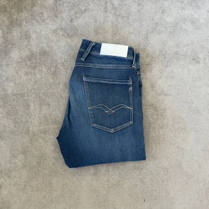 Replay anbass jeans  - Säljer dessa snygga mörkblåa replay anbass byxor | Dem är i mycket bra skick | Storleken är W31 L32 i skönt stretchigt material 🤗