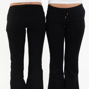 Nitted mjukisbyxor  - SVARTA LOW BOOTCUT SWEATPANTS! De är från Tillas märke som heter Nitted och jag älskade dessa byxor så mycket, jag köpte dem igår men de är lite långa för mig. (Jag är 156 cm om du är 160-165 rekommenderar jag att du köper dessa) alla bilder är lånade