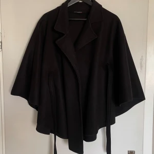 Poncho kappa - Säljer denna poncho kappa som jag köpte förra året, har tyvärr aldrig kommit till användning. Onesize. 🩷