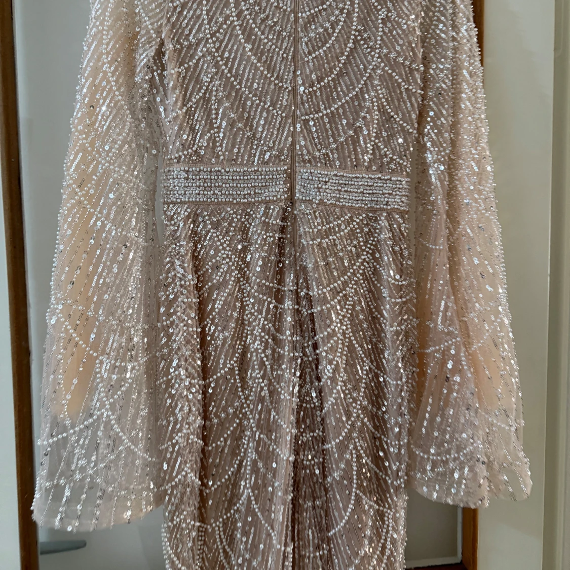 Champagnefärgad glittrig långklänning - 3