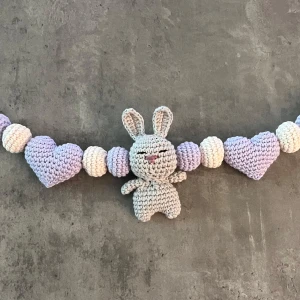 Barnvagnsmobil - Virkad av mig. Barnvagnsmobil med kanin, hjärtan och bollar💗 Garn av 100% bomull 