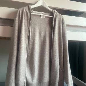 John Henric Kashmir zip - Tvär fet kashmir zip från John Henric. Använd men inga defekter skick 8/10 PRIS KAN DISKUTERAS!