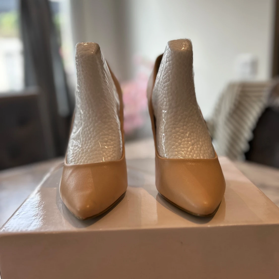 Beige pumps med spetsig tå och klack - 1