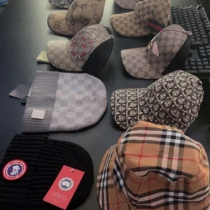 Designer kepsar, mössor & bucket hat - Helt nya skriv för pris på de olika.