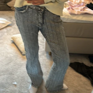 Unika jeans - Såååå coola unika jeans jag köpt secondhand med kolla randiga detaljer 🤍🤍