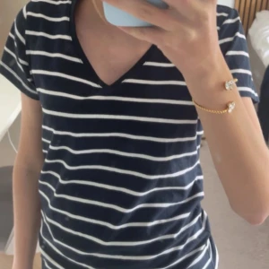 Blå/vit T-shirt - Jag säljer en blå/vit T-shirt från Basic You i storlek S. Kontakta mig om ni vill ha fler bilder!