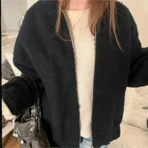 Zara jacka - Säljer denna eftertraktad jacka,Sååå snygg bomber jacka från Zara, !  Storlek M. 💓💓💓