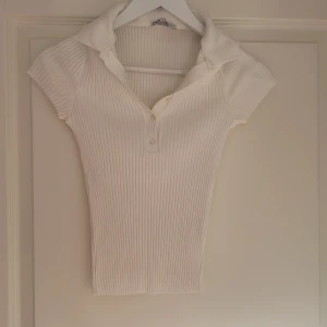 Vit T-shirt - Kortärmad T-shirt som inte kommer till användning. Tröjan är från Zara i storlek S. Skriv gärna om fler bilder behövs eller om någon har några frågor💗