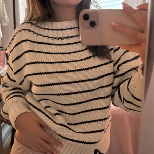 Randig stickad tröja i vitt och svart - Supermysig stickad tröja som jag inte använder!! Den har ett litet fläck på tröjan som går enkelt att tvätta bort!❤️