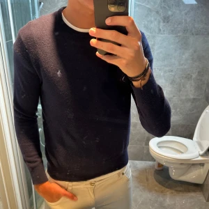 Mörkblå ulltröja från Polo Ralph Lauren - Snygg mörkblå tröja från Polo Ralph Lauren i mjuk ull. Liten i storleken passar även S.  Nypris 1600kr