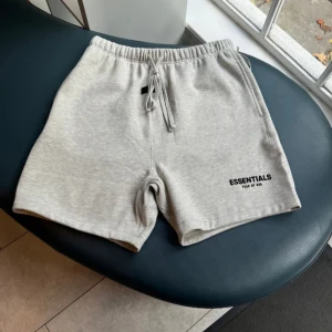 Essentials shorts - Hej jag säljer två par essentiels shorts för 450 st.