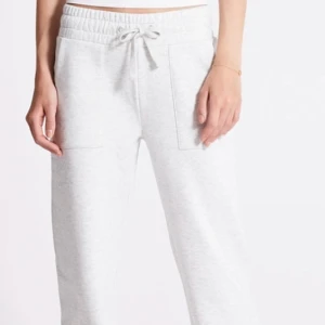 Grå mjukisbyxor från Lager 157 - Super sköna och snygga ljusgrå mjukisbyxor från Lager 157 i storlek XS💗. De har bred resår i midjan med snörning och två stora fickor framtill. Byxorna är raka i modellen och gjorda i mjukt bomullsmaterial, passar till de mesta och perfekta för chill dagar eller häng med kompisar. Skriv om ni har några frågor🥰