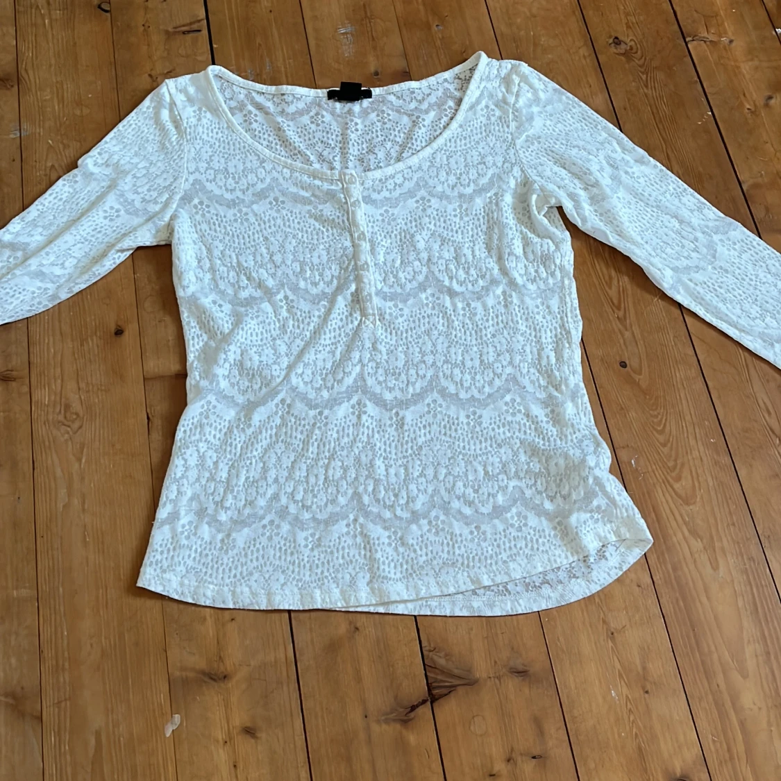 Vit spetsblus med knappar