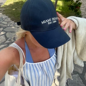 Randig klänning - Säljer denna fina blå randiga klänning i storlek L. Knappt använd. Säljer för 70kr. Från HM