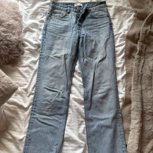 Ljusblå raka jeans från Zara - Snygga ljusblå jeans från Zara i rak modell med klassisk femficksdesign och knappgylf. Jeansen har en normal passform och är tillverkade i jeansmaterial med en cool tvättad look. Perfekta för dig som gillar en enkel och clean stil. Det är en medelhög midja och det är straight jeans💕