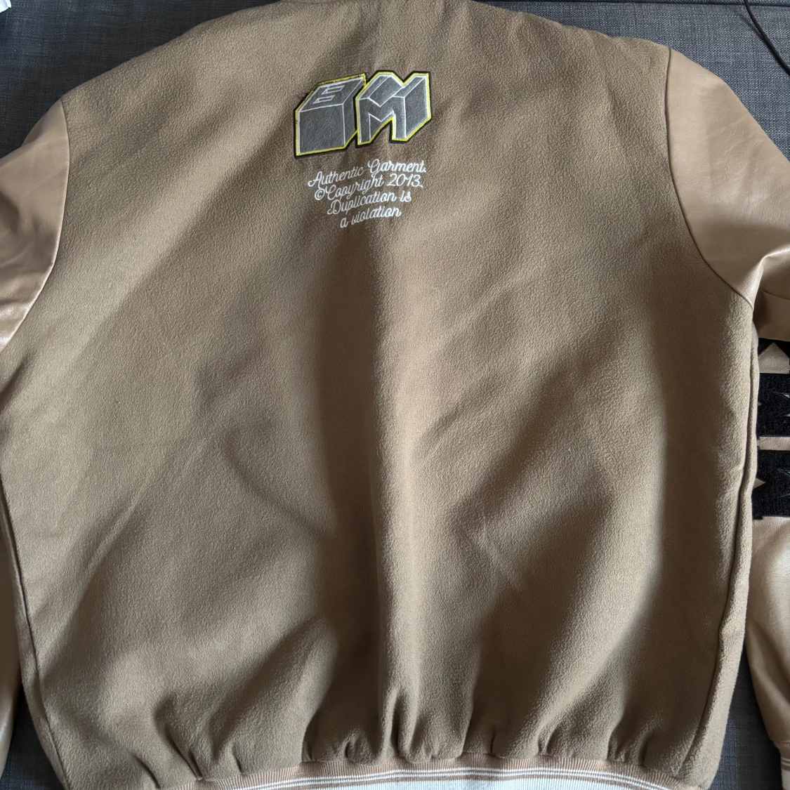 Beige bomberjacka BoohooMAN med patches - 1