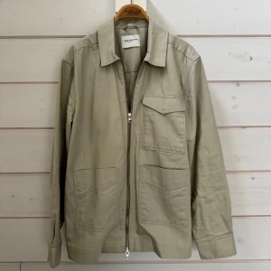 These glory days overshirt - Tjenare! Säljer en overshirt från These glory days. Den är i storlek L och i bra skick. Den har endast lite små fläckar. Hör gärna av er vid frågor och funderingar!🤗