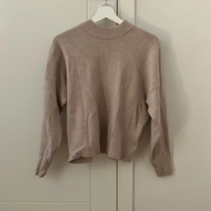 Finstickad tröja - Säljer en finstickad beige tröja! Den är i ett fint skick men är lite nopprig. Storlek XS. Skriv vid frågor eller för fler bilder!💕