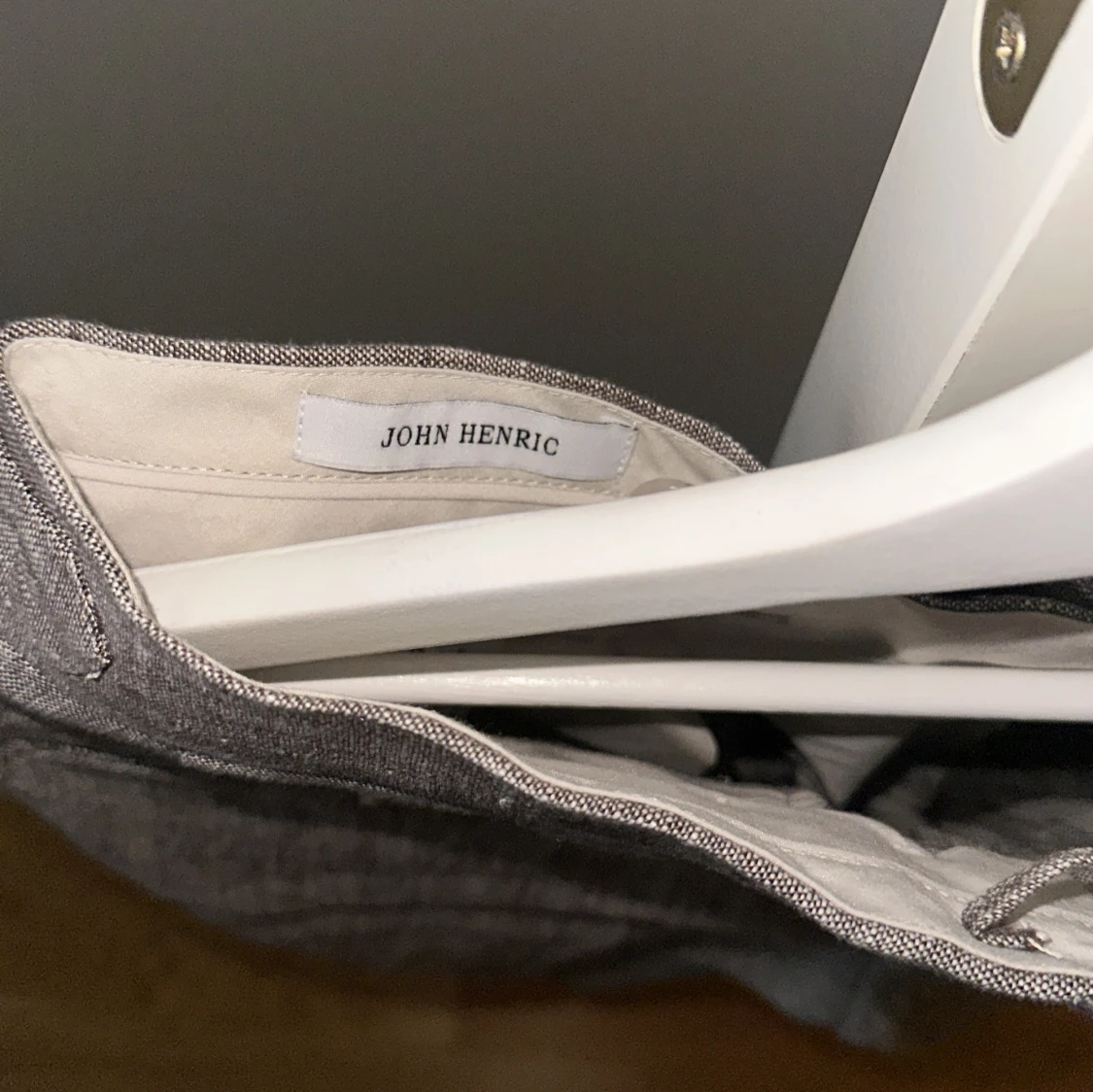 Grå linneshorts från John Henric - 2