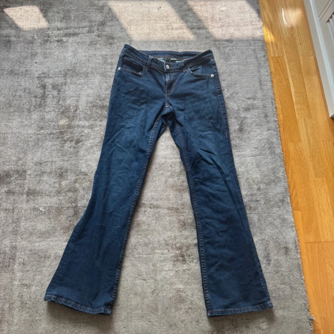 Mörkblå bootcut jeans från Only