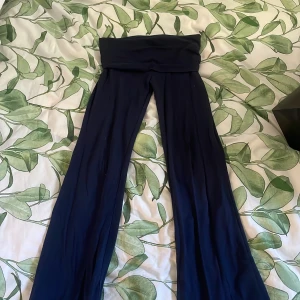 Yoga pants från Gina Tricot - Snygga mörkblå yoga pants från Gina Tricot med låg midja och vida ben. Mjukt och stretchigt material som sitter skönt och ger en avslappnad look. Perfekta för dig som gillar bekväma och trendiga byxor😍I storlek 146/152 