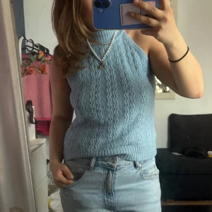 Ljusblå stickad halterneck topp - Supersöt ljusblå stickad halterneck topp med vågigt mönster. Från Zara! 