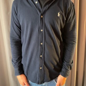 Ralph Lauren Skjorta - Snygg mörkblå skjorta från Ralph Lauren med klassisk krage och knappar hela vägen. Skjortan är i riktigt bra skick🤗 Priset är ej hugget i sten🤗