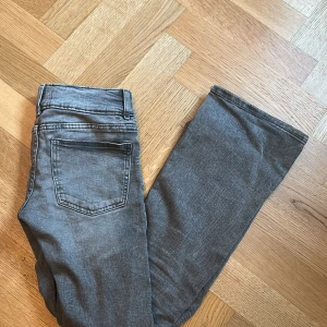 Grå bootcut jeans från Gina Tricot - Snygga grå jeans från Gina Tricot i bootcut-modell. 