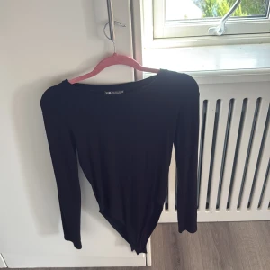 Body - En assnygg body från Zara. Säljer den för att den inte kommer till användning.