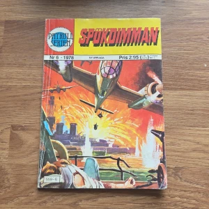 Spökdimman - Patrullserien nr 6 år 1978 - Spökdimman är en actionfylld serietidning från 1978 med dramatiska illustrationer av flygplan, explosioner och soldater. Perfekt för dig som gillar spänning, äventyr och klassiska serier! En cool retrobok som passar unga vuxna och serieentusiaster.
